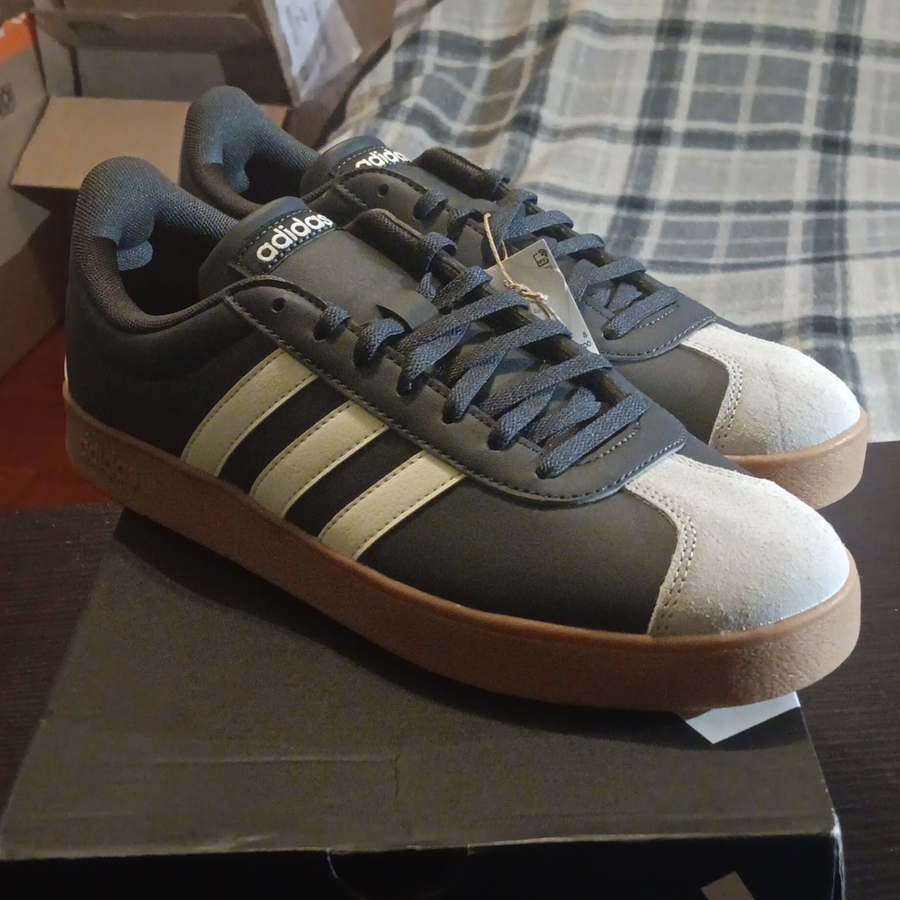 adidas VL Court Base "Black/Grey/Gum" M8.5/W9.5 NWT & Box - Picture 3 of 10